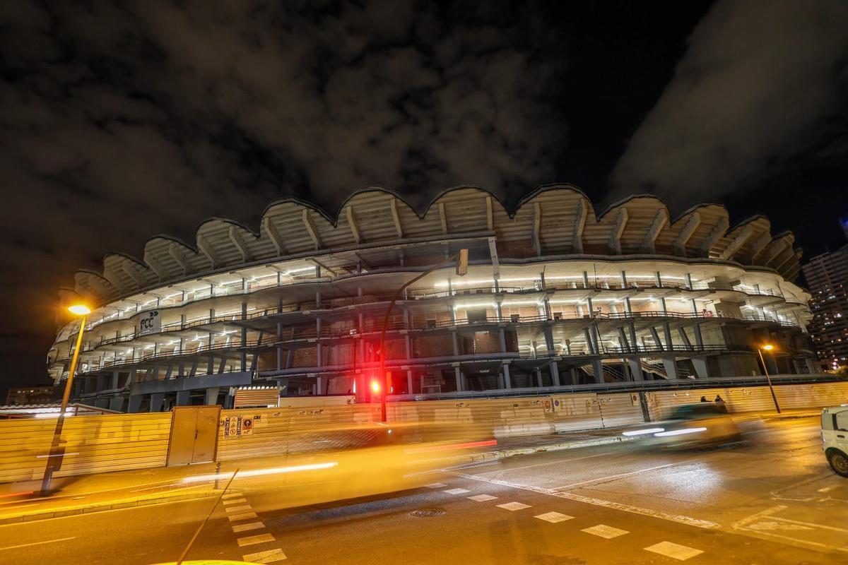 Foto del Nou Mestalla, ya iluminado para las obras, en la tarde-noche de ayer.