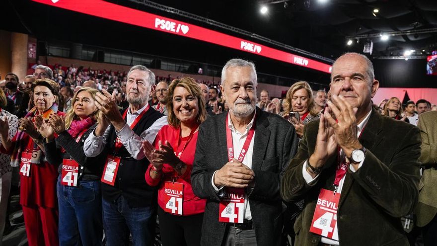 Chaves y Griñán salen de las sombras y reciben el aplauso del PSOE diez años después