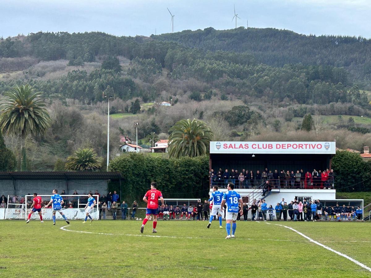 EN IMÁGENES: Así fue el derbi entre Salas y Cornellana, con victoria visitante en el último suspiro