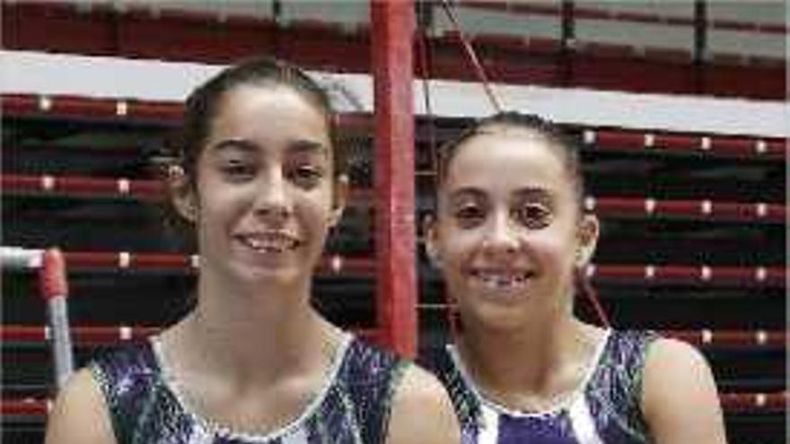 Laura Bechdejú i Nora Fernández al pavelló de gimnàstica de Salt.