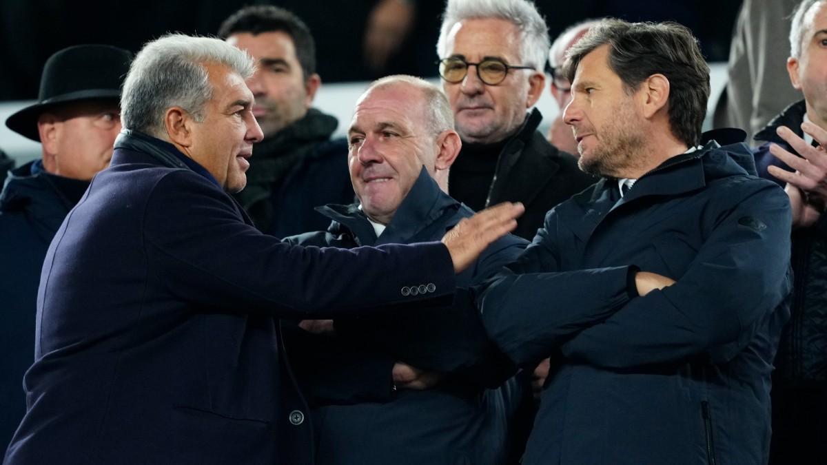 Mateu Alemany y Laporta se saludan en el Spotify Camp Nou
