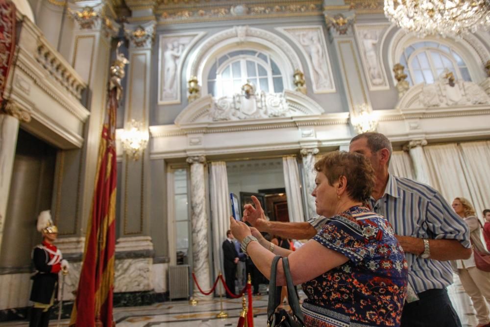 Visita a la Real Senyera en el Ayuntamiento