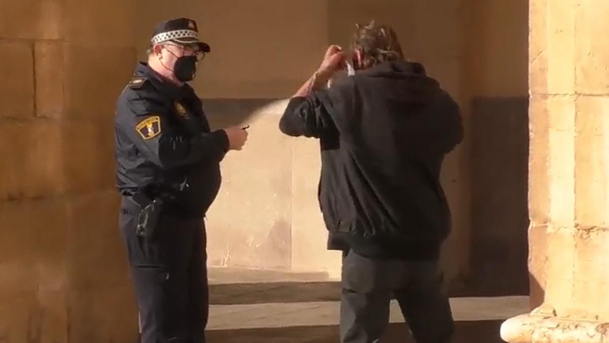 Un agente de la policía identifica al hombre que enseñó el culo en la plaza Mayor de Castellón.