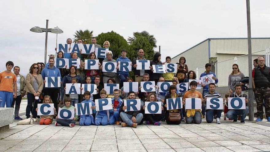 Representantes de los clubes náuticos y el BNG de Marín posan en el paseo Alcalde Blanco. // FDV