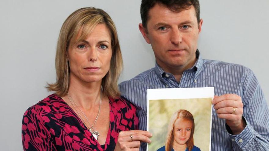 Los padres de Madeleine McCann muestran una foto de su hija.