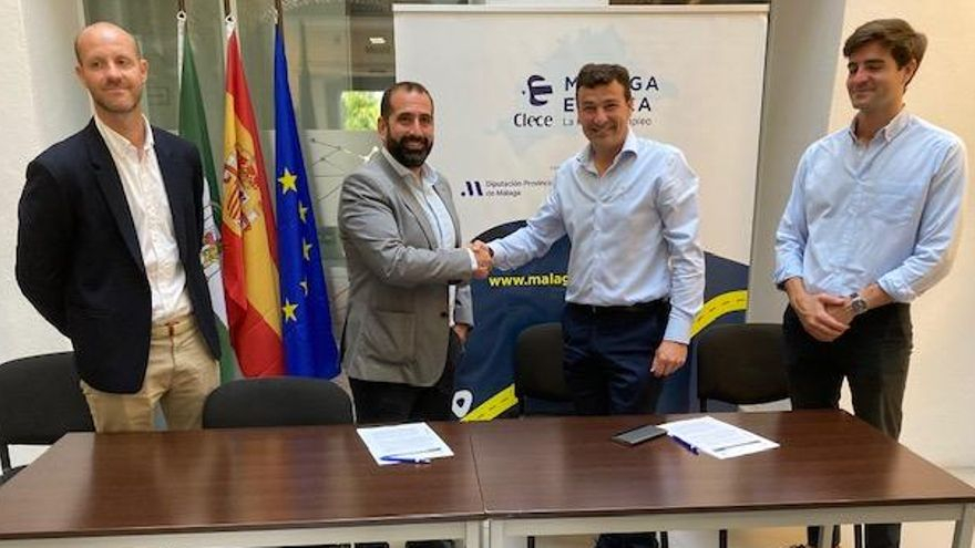Djebbour, en la firma del acuerdo con Marbella.