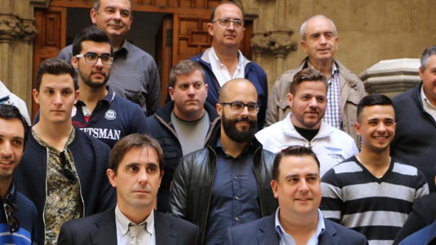 Participantes y organizadores posan en la foto de familia.