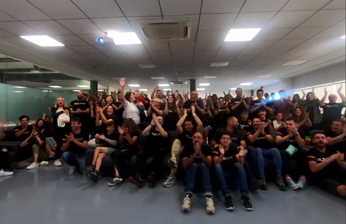 El equipo de PLD Space celebra el lanzamiento del cohete desde las instalaciones de la empresa en Elche.