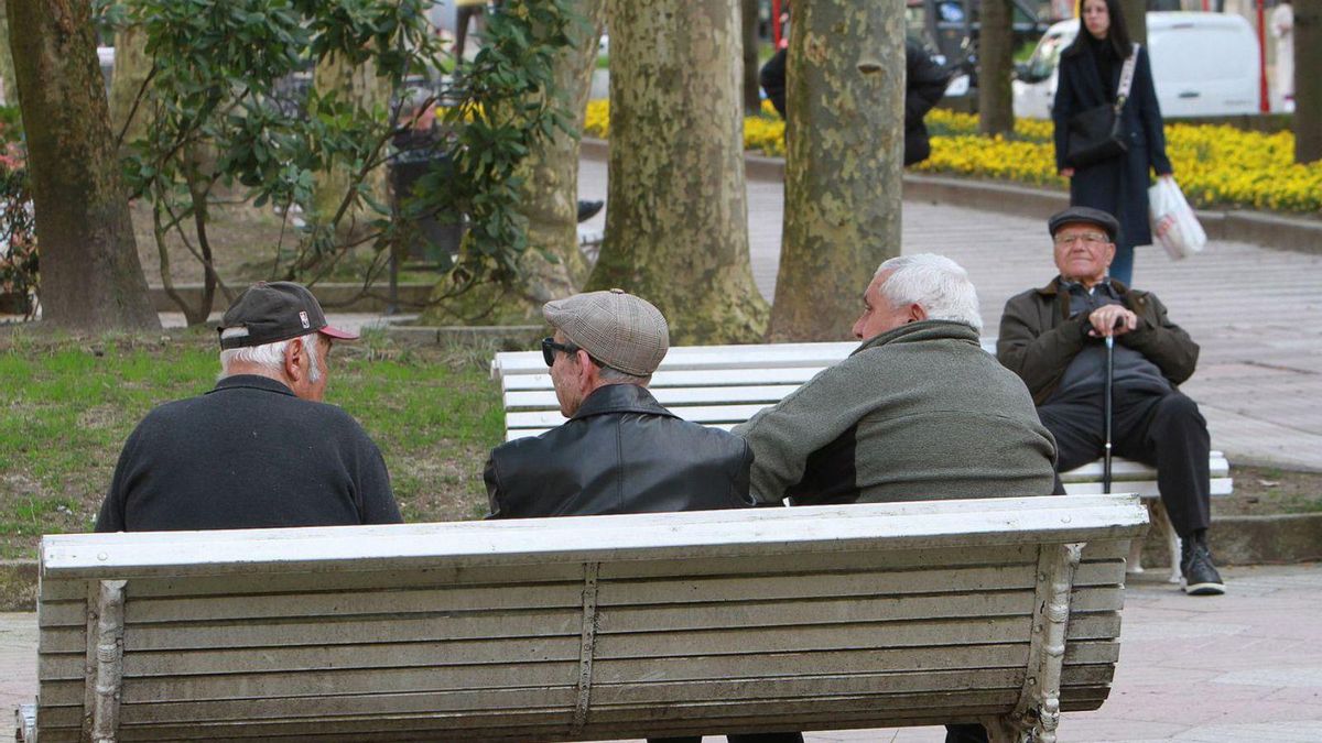 Varios jubilados en un parque.