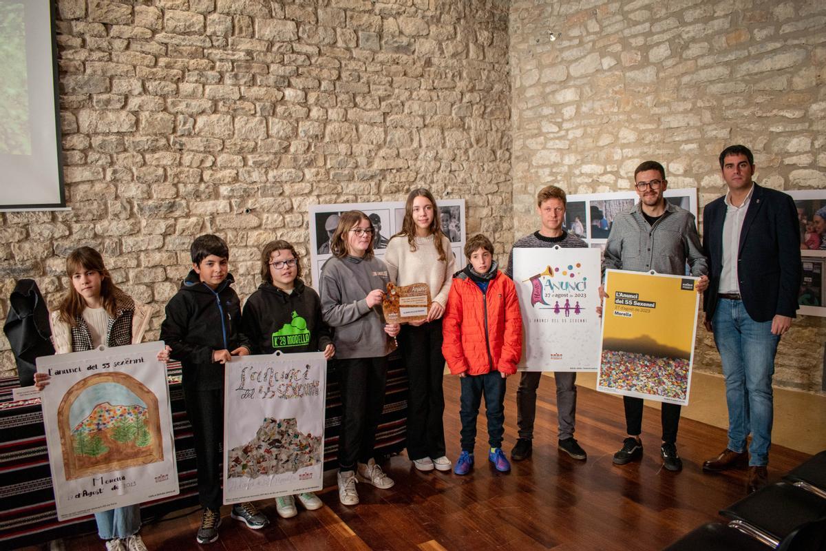 Foto de família dels guanyadors del concurs de cartells de l'Anunci.