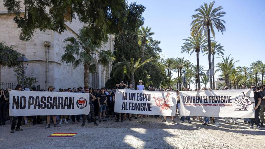onas protestan contra el fascismo y el acto de Núcleo Nacional en Palma