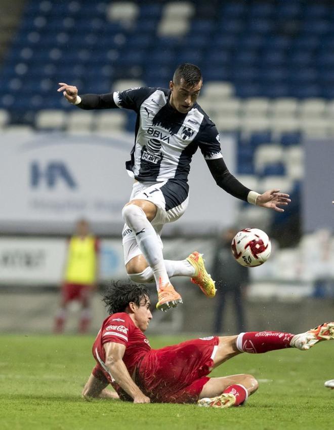 El jugador Rogelio Funes Mori (arriba) de Rayados de Monterrey disputa el balón con Adrián Mora (abajo) de Toluca, durante un partido por la jornada 1 del Torneo Guardianes 2020 celebrado en el Estadio BBVA de la ciudad de Monterrey (México).