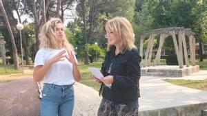 La guía turística albana Megi Ismailaj (izquierda) conversa con la periodista Sílvia Cóppulo.