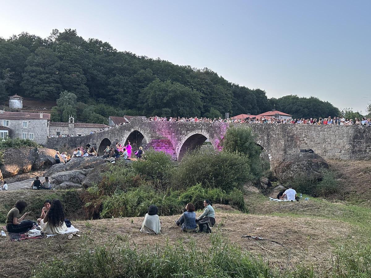 Cientos de velas iluminaron A Ponte Maceira.