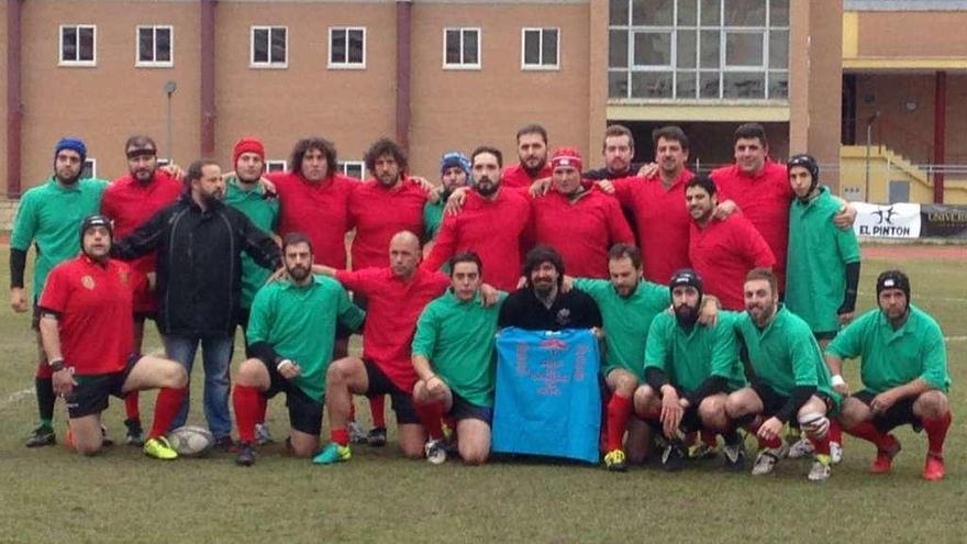 Los jugadores realizan un bonito homenaje al técnico del conjunto Sub-18.