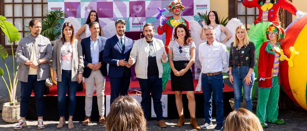 Concejales laguneros posan tras la presentación del programa del Día de las Familias.