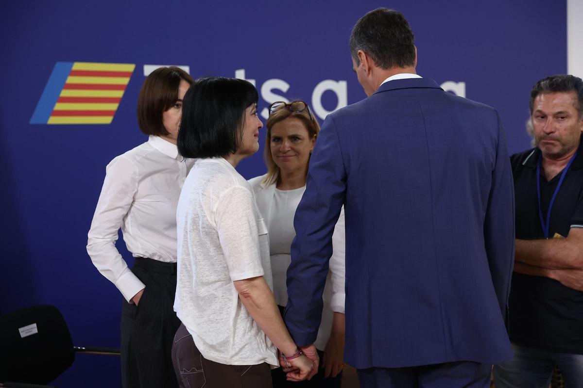 Pedro Sánchez, con una de las víctimas Toñi García.