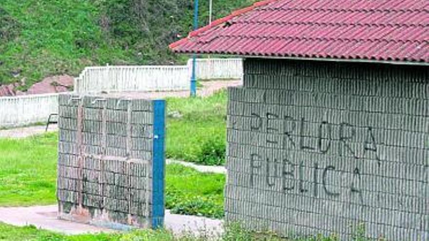 Pintadas en Perlora reclamando su titularidad pública.