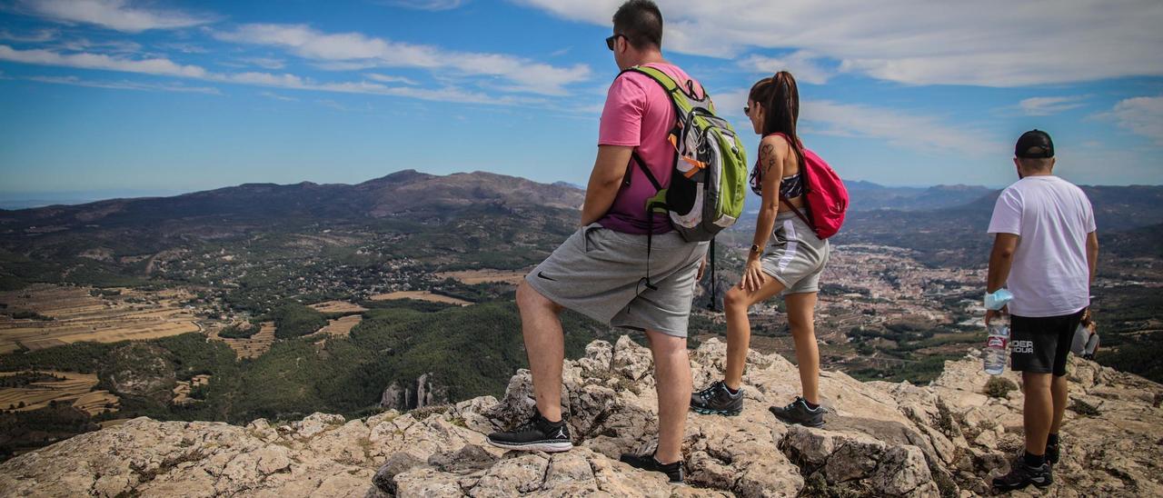 Varios turistas disfrutan de las vistas que ofrece la Font Roja.