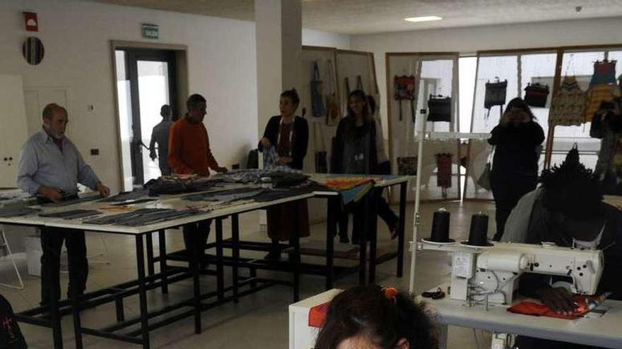 Taller de reciclaje textil en una entidad social de la ciudad.