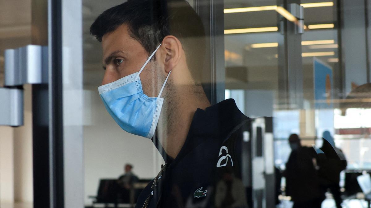 El tenista Novak Djokovic a su llegada al aeropuerto en Belgrado