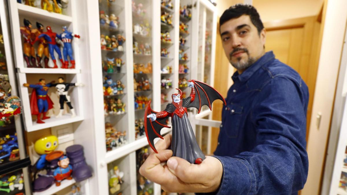 El zaragozano Carlos Melgares colecciona más de 20.000 figuras de pvc