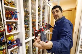 El zaragozano Carlos Melgares colecciona más de 20.000 figuras de pvc