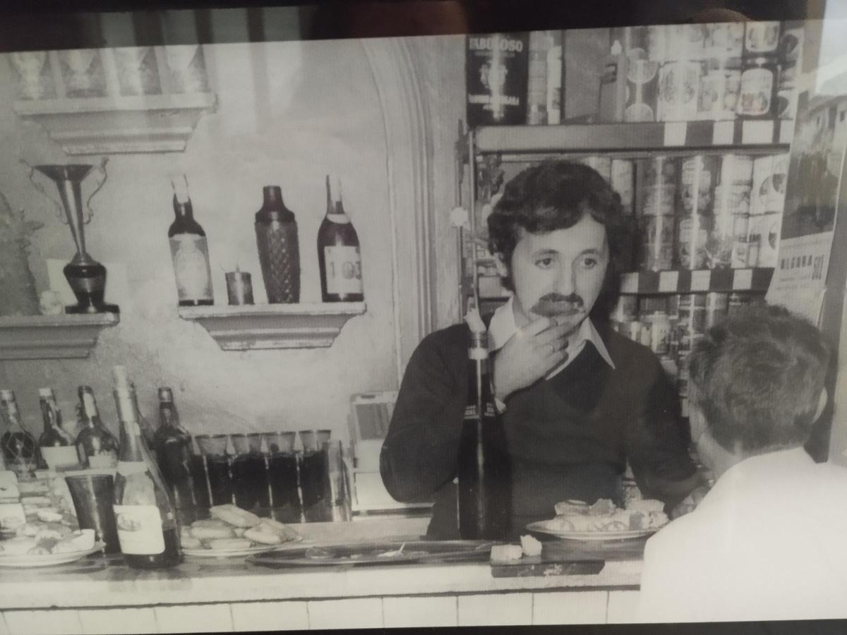 José Aurelio Rodríguez, de joven, en el bar.
