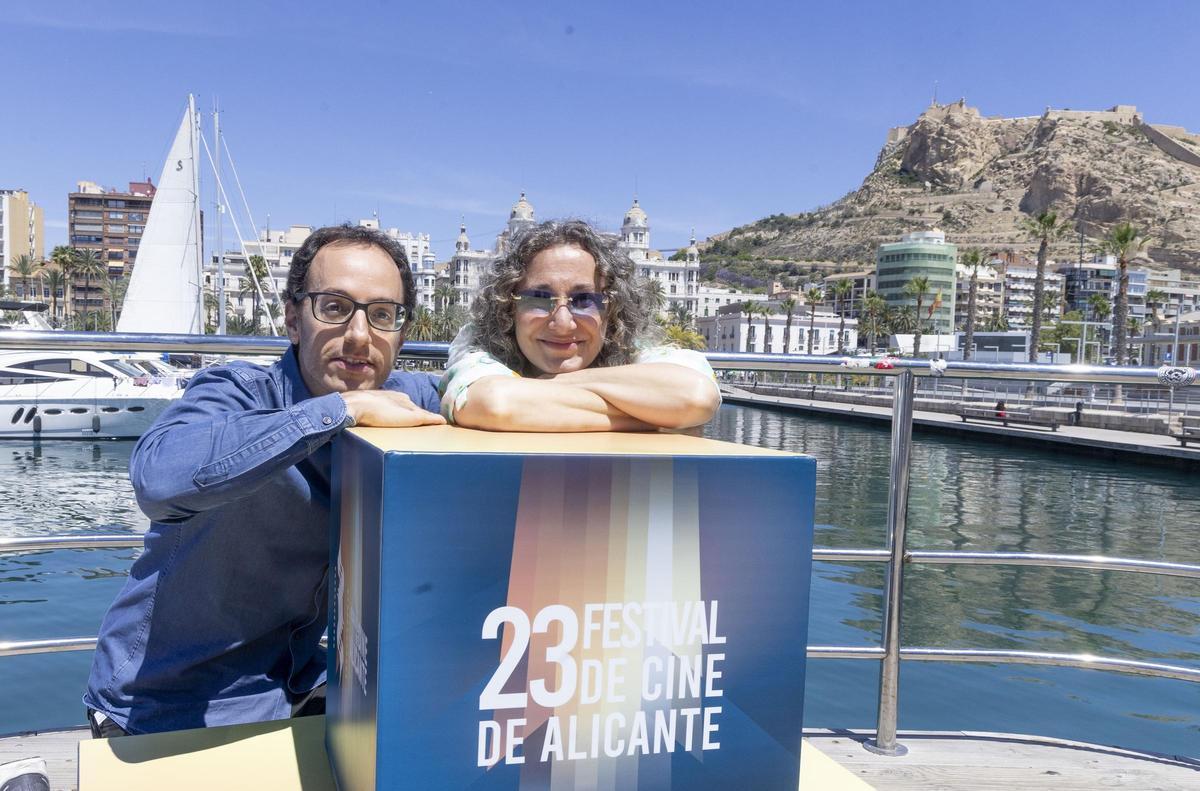 Javier Marco y Sonia Almarcha, con el Castillo de Santa Bárbara de fondo