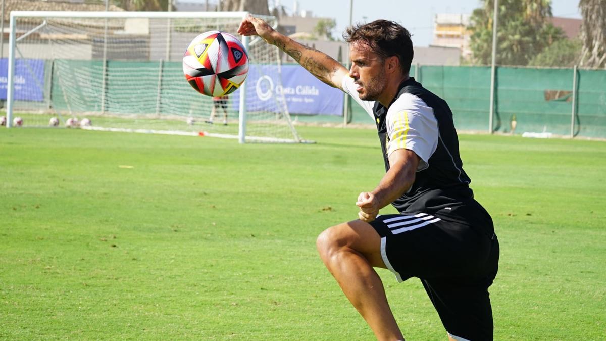 Pedro León, capitán del Real Murcia, durante una sesión de trabajo este verano.