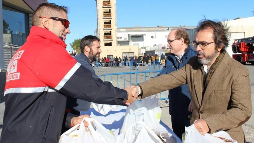 Los bomberos de Molina recogen comida