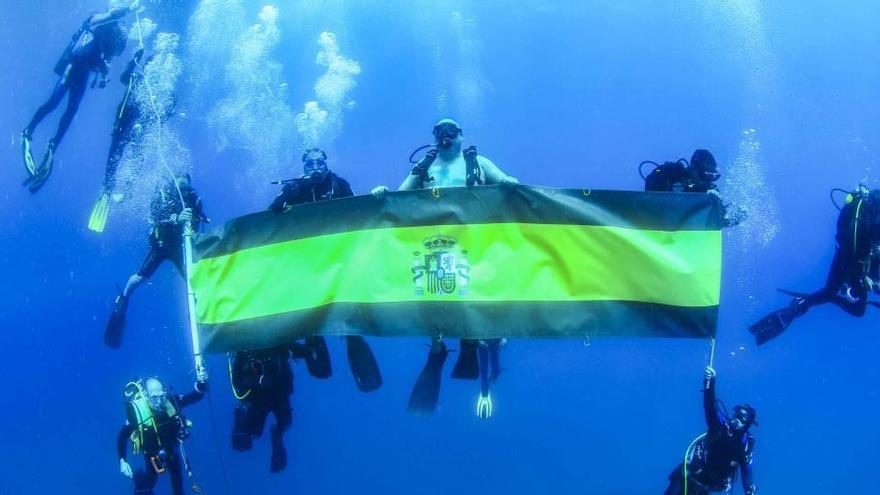 Izado submarino de la bandera nacional