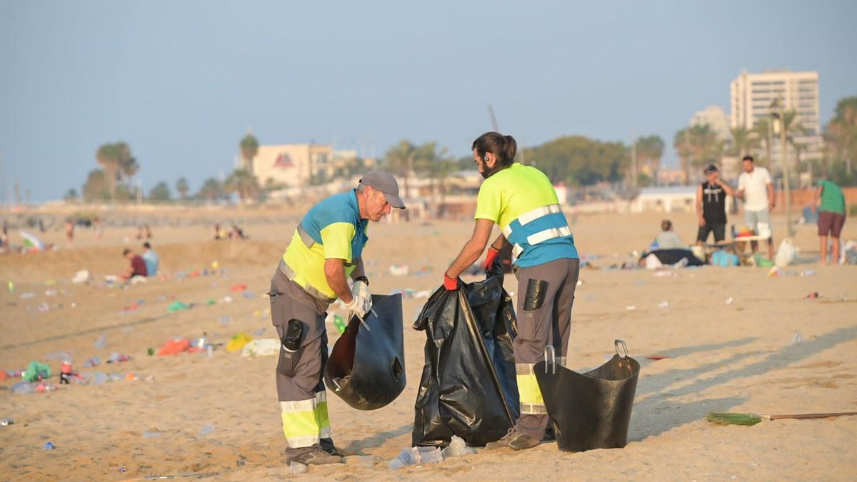 Operarios limpiando las playas de Mataró tras la verbena de Sant Joan de 2024