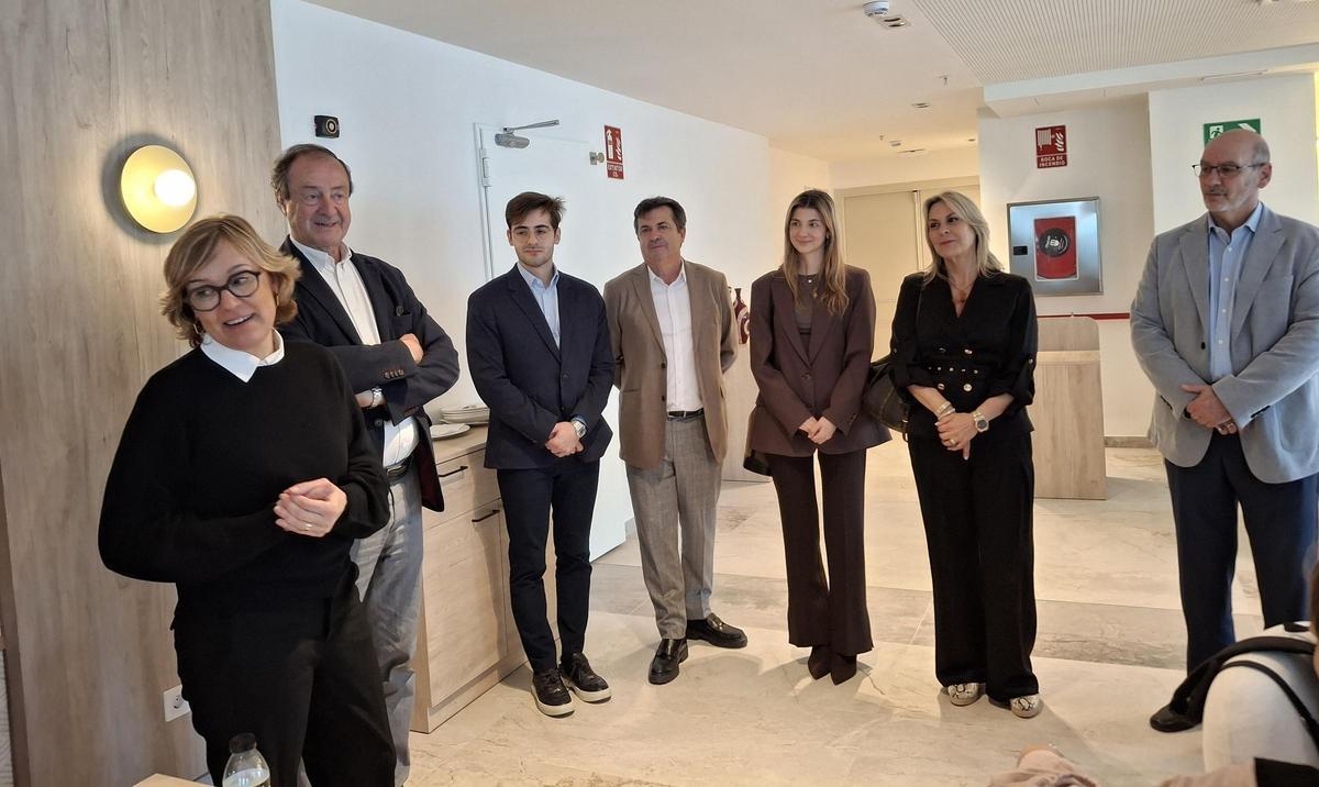 La alcaldesa de Xàbia junto a los responsables y propietarios del nuevo hotel