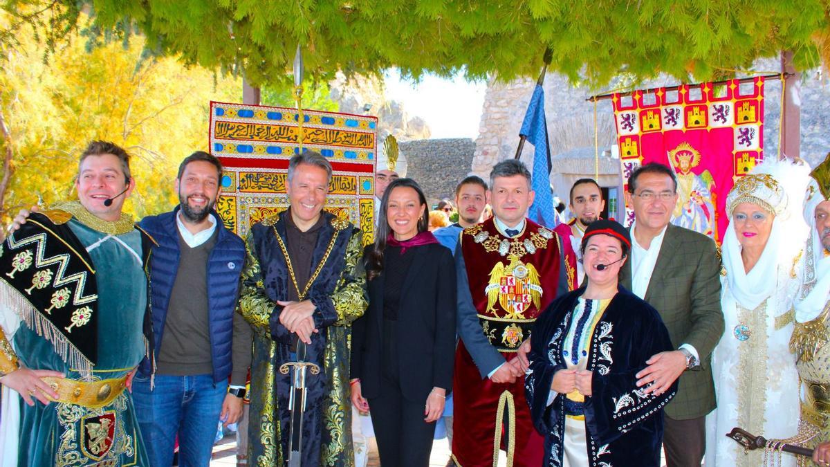 Carmen Conesa junto a Fulgencio Gil y Luis Torres del Alcázar esta mañana en el Castillo de Lorca.