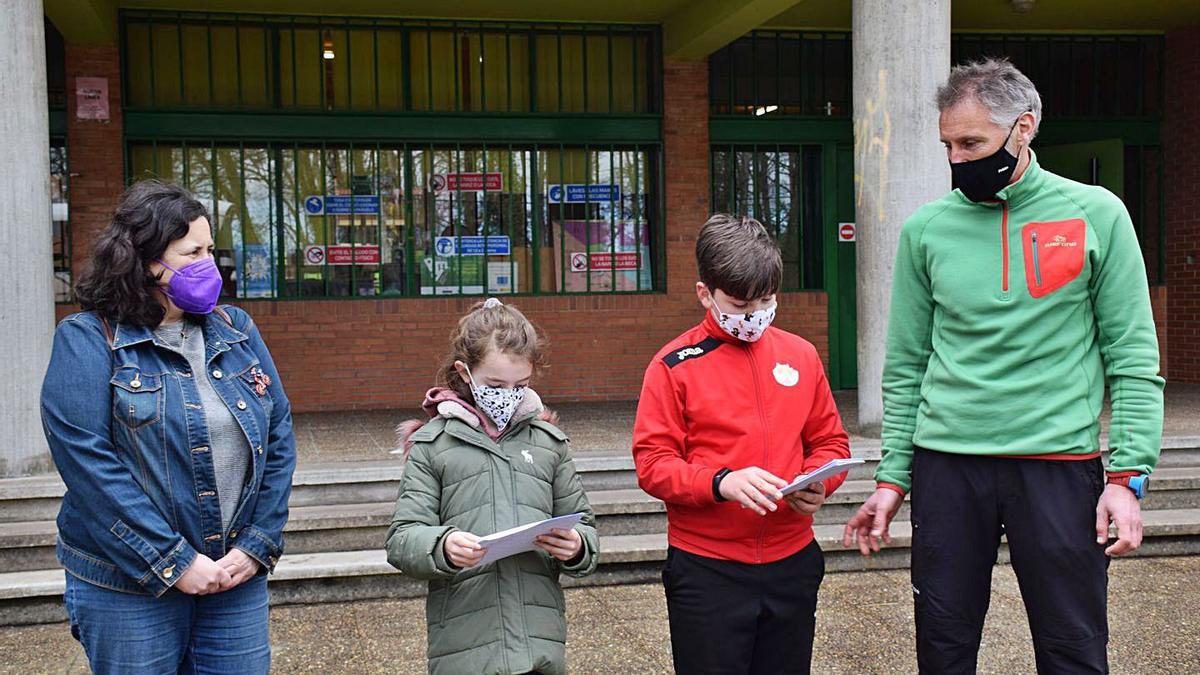 El colegio Santa Bárbara (Lugones) recibe las cartas de las residencias  | R. P. T.