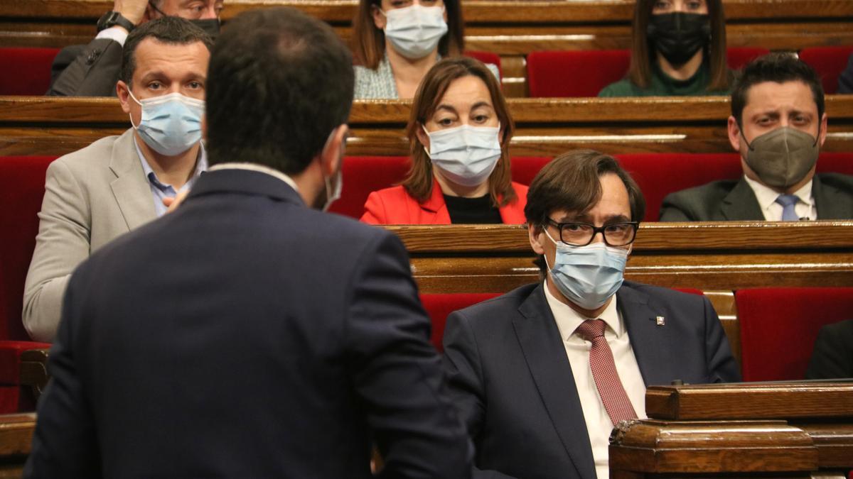 El president de la Generalitat, Pere Aragonès (d&#039;esquena), respon al president del grup parlamentari del PSC, Salvador Illa, durant la sessió de control al Parlament