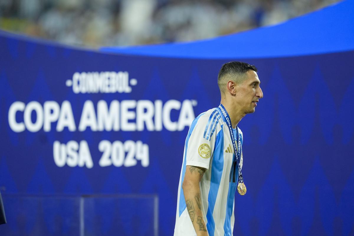 Argentinas Angel Di Maria walks with his champion medal after beating Colombia in the Copa America final soccer match in Miami Gardens, Fla., Monday, July 15, 2024. (AP Photo/Rebecca Blackwell) / EDITORIAL USE ONLY/ONLY ITALY AND SPAIN