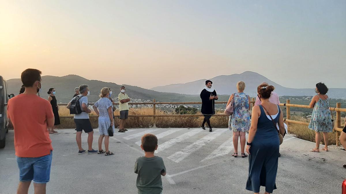 Los participantes se asoman al bello paisaje de Benitatxell.