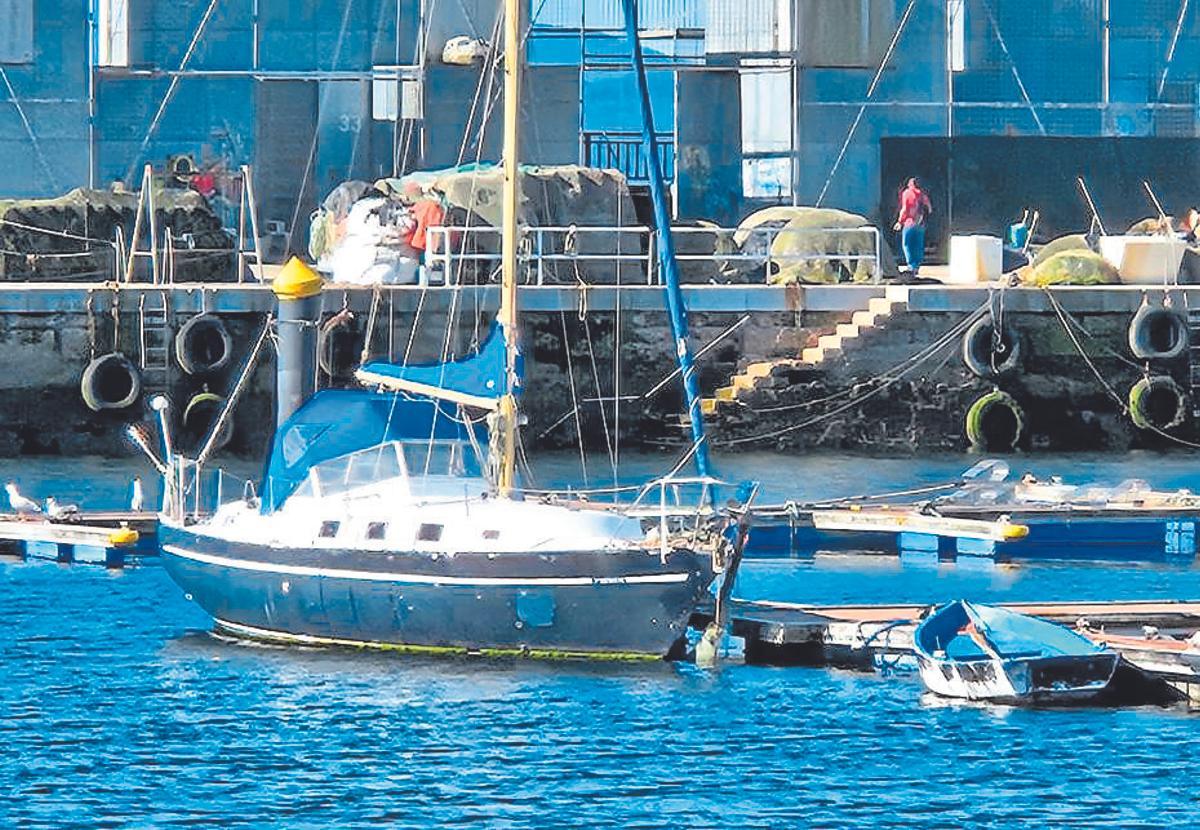 El velero «El Jatavi». cuando estuvo en Cangas.