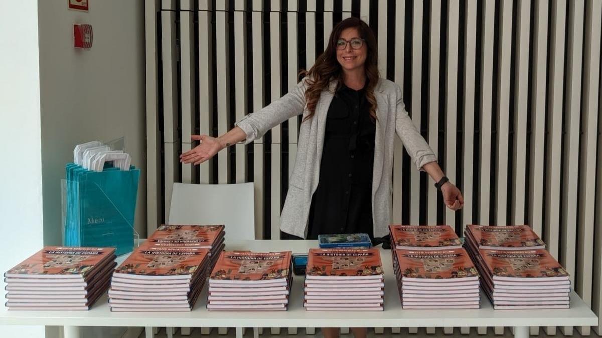 Sofía González con su segundo libro publicado, 'Las Pizarras de la Historia de España'.