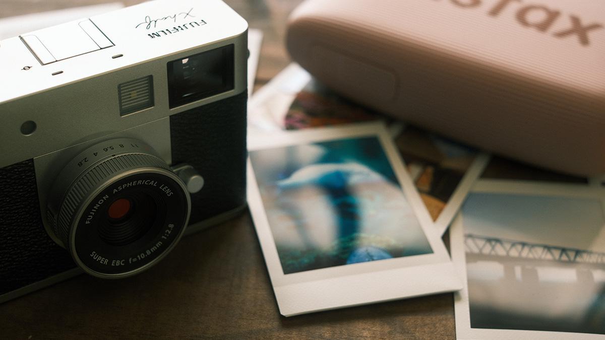 La Fujifilm X half junto a copias instax, una forma tangible de convertir los recuerdos del viaje en imágenes físicas.