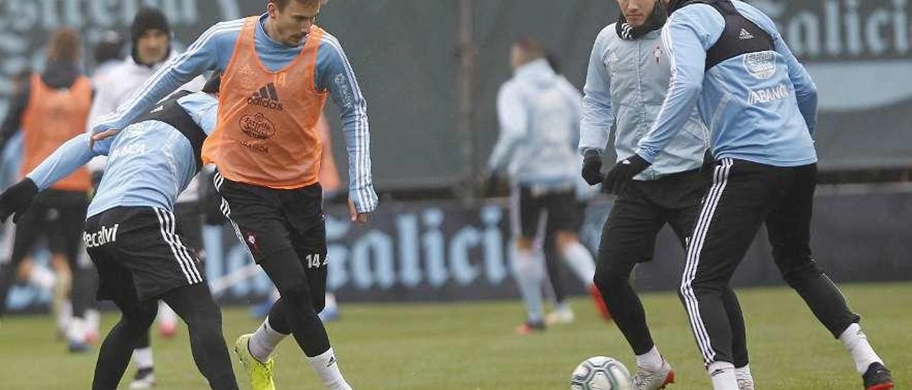 Filip Bradaric, junto a Mina y Araújo, en un entrenamiento del Celta en A Madroa. // Ricardo Grobas