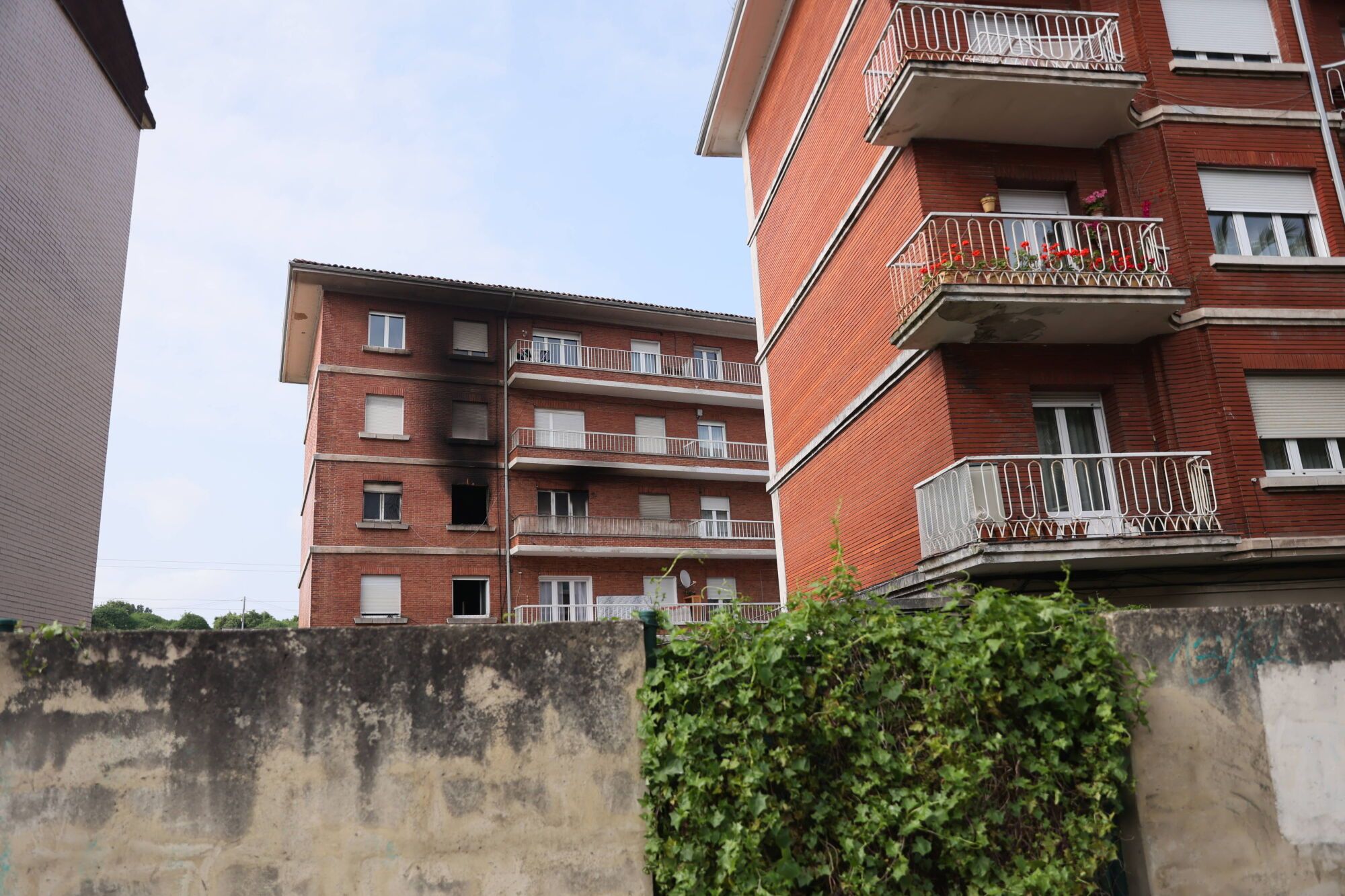 En imágenes: uno jóvenes evitan una tragedia al despertar de madrugada a los vecinos de un bloque en llamas
