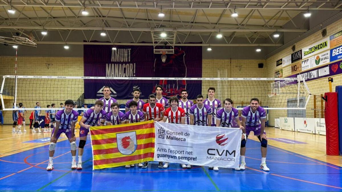 El ConectaBalear Manacor posa antes del duelo.