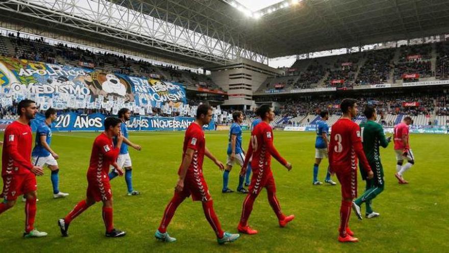 Oviedo y Murcia saltan al terreno de juego ante el recibimiento del Tartiere.