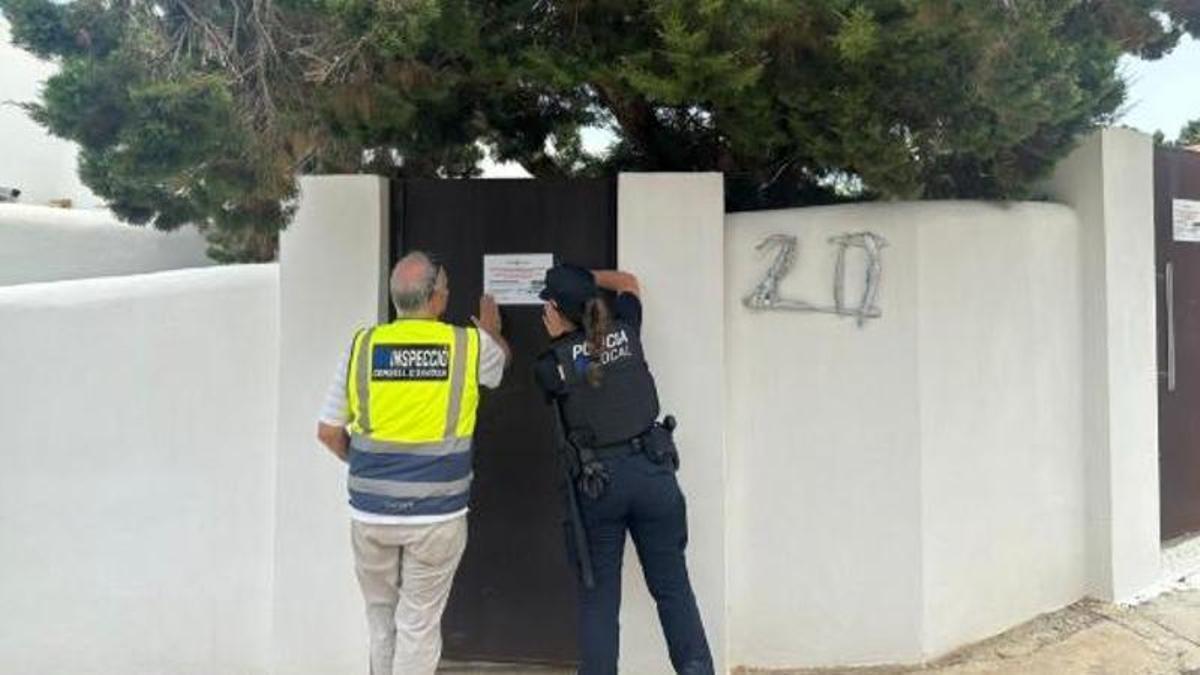 Policía Local precintando el alojamiento turístico ilegal.