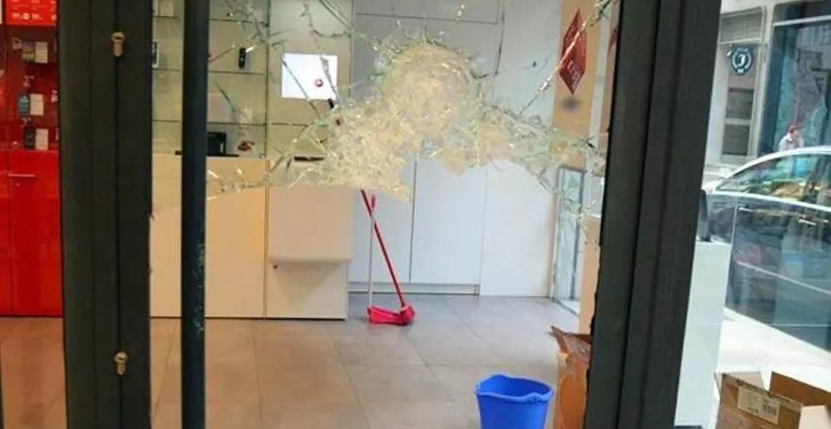 Desperfectos causados en el local, en 2014, para la comisión del robo. | FDV