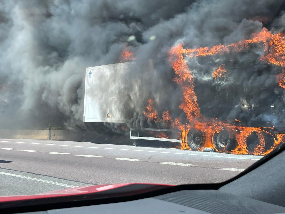 Incendio de un camión en la A-7