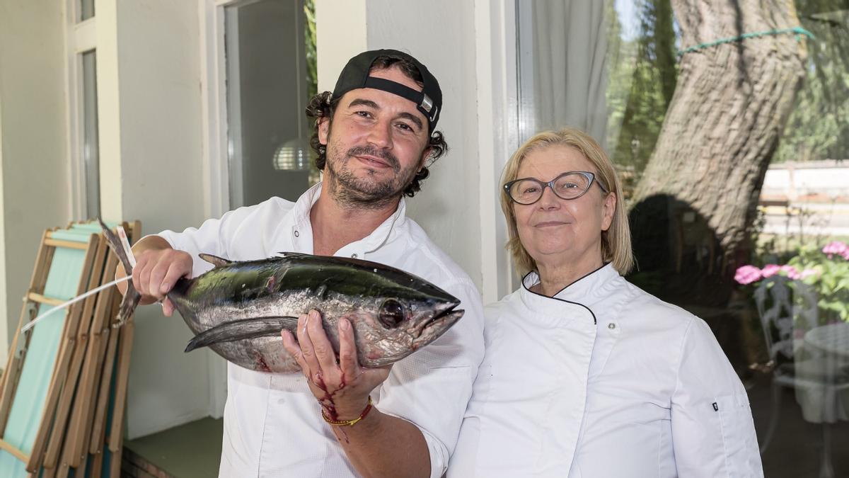 Pilar Pedrosa junto a su hijo Alfonso.